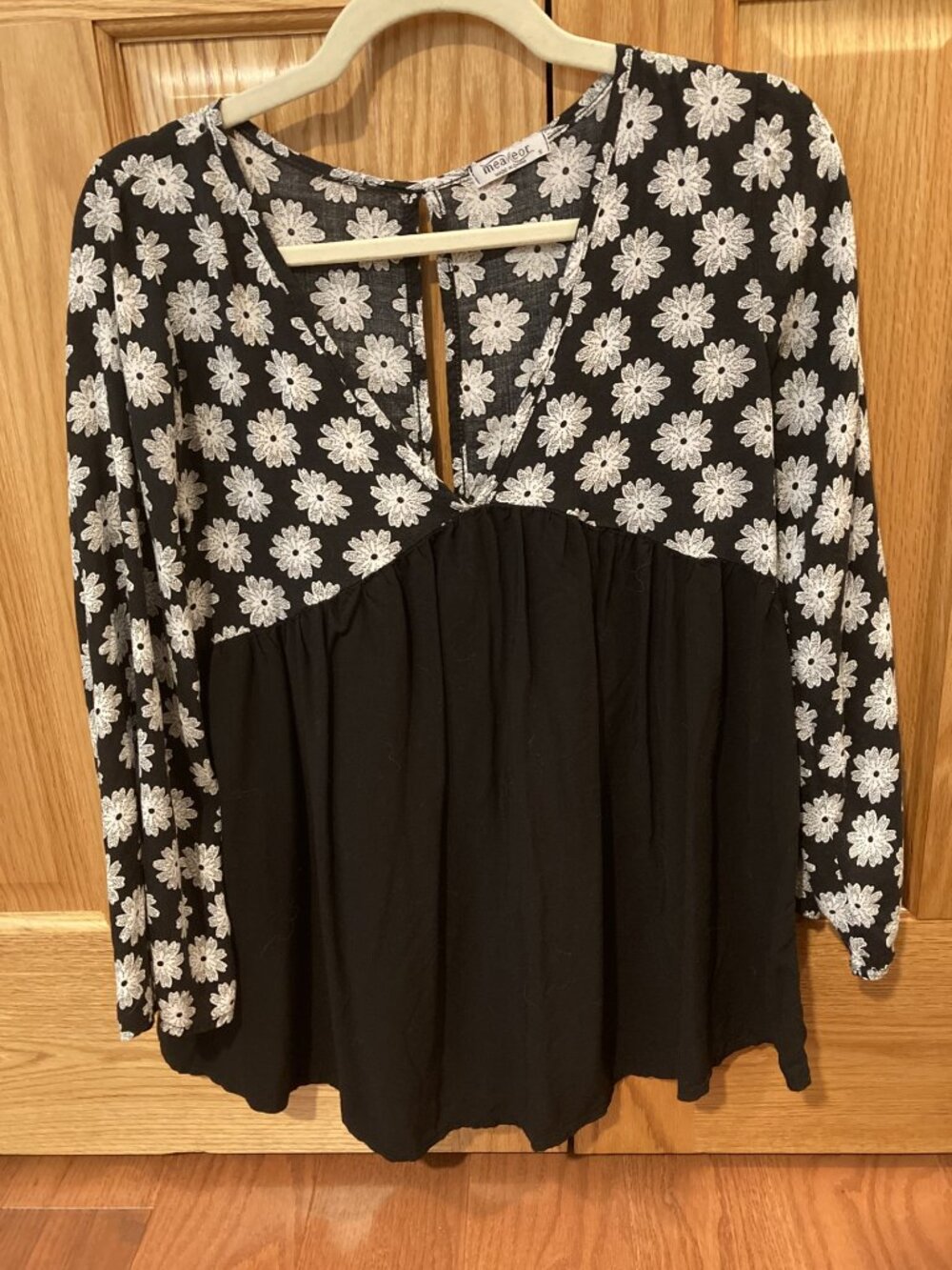 Measeor Boho flowy black top - size small